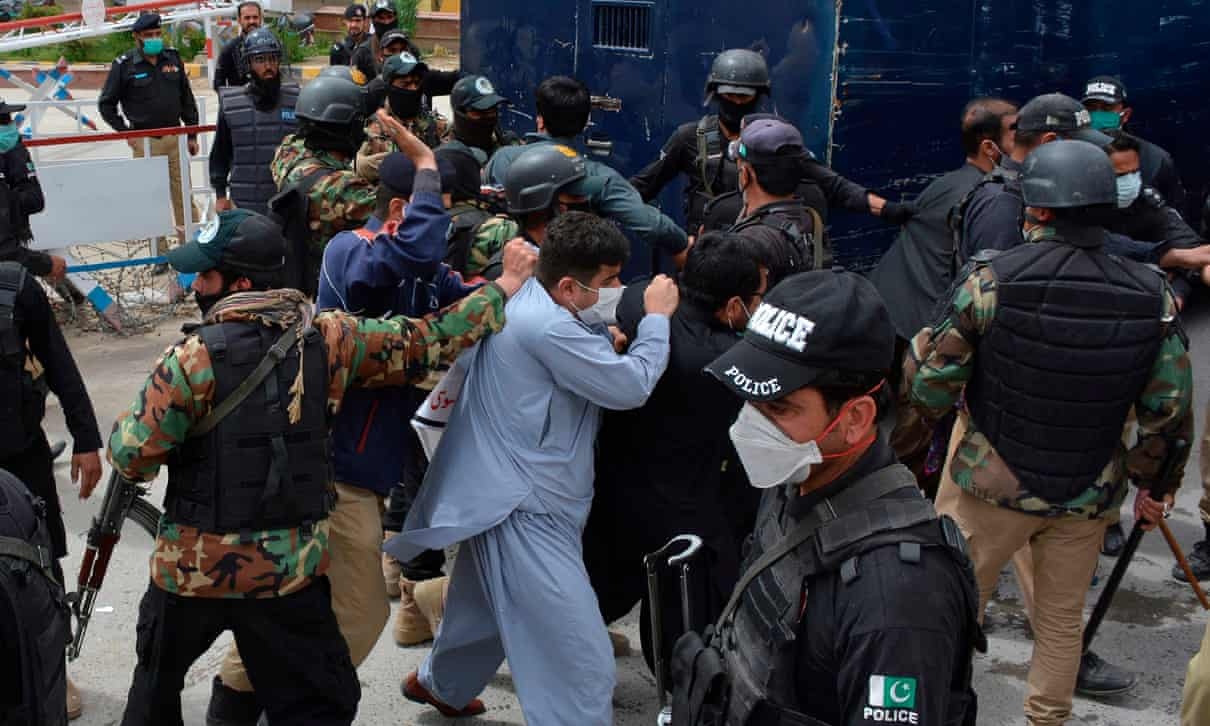 ‘Gay va bang sung AK-47 trut xuong’ - bac si Pakistan bi canh sat danh hinh anh