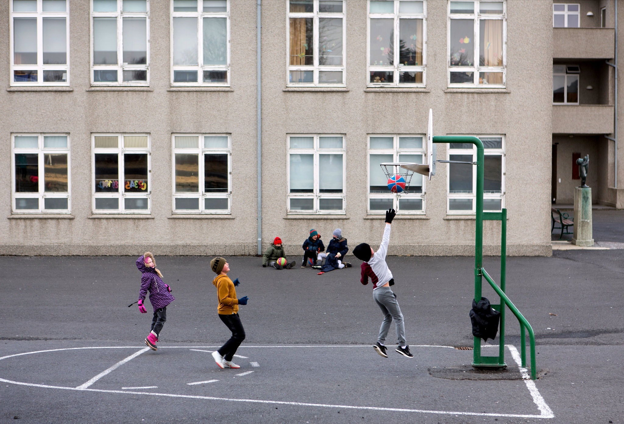 Iceland chong Covid-19 khac ca the gioi, truong hoc van mo cua hinh anh