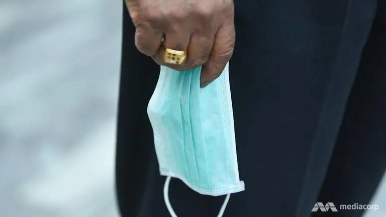 Tat nhan vien tram xang vi bi nhac deo khau trang hinh anh