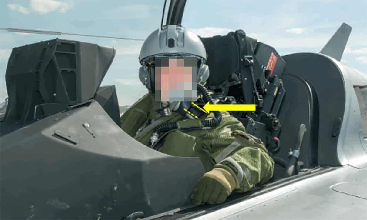 Nguoi dan ong vang khoi may bay giua khong trung vi 'bam nham nut' hinh anh