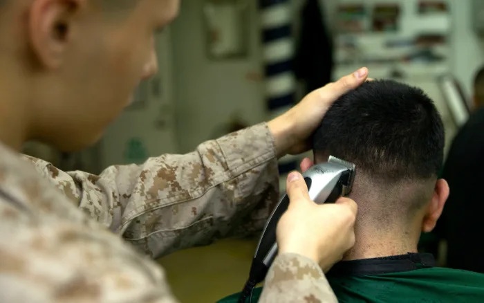 Quan doi My dau dau vi chuyen cat toc cua binh si giua mua dich hinh anh