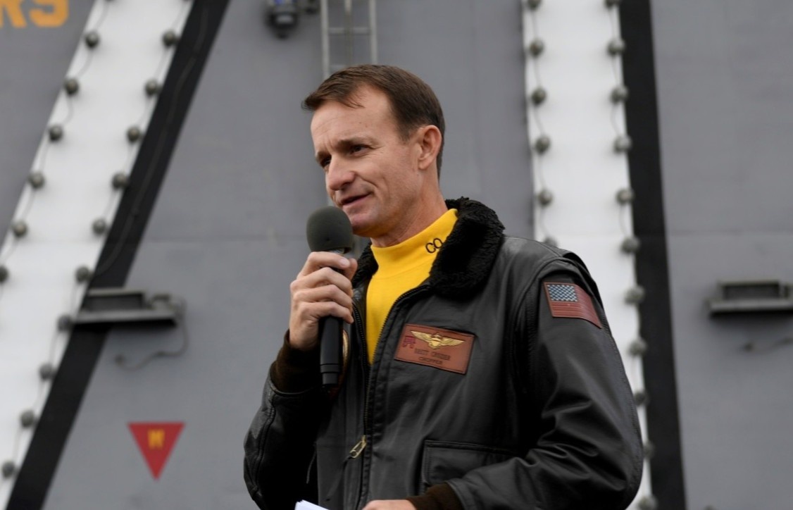 My can nhac phuc chuc cho ham truong tau san bay Roosevelt hinh anh