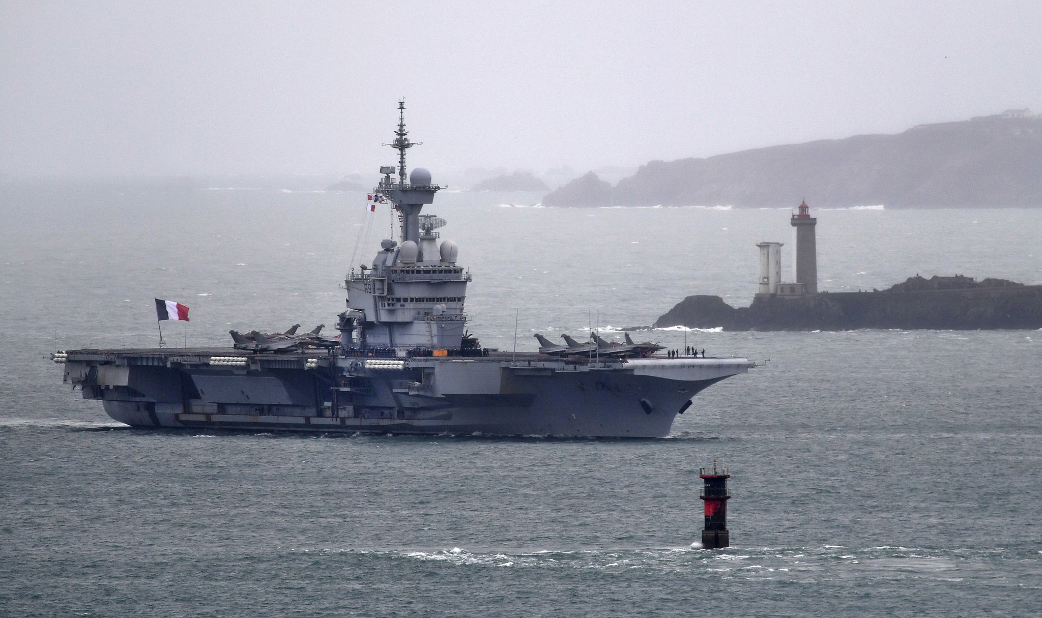 Tau san bay Charles de Gaulle, niem tu hao Phap, thanh o dich Covid-19 hinh anh