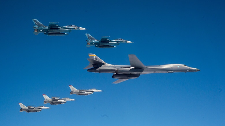 My rut may bay nem bom, chien luoc moi hay su thoai lui? hinh anh