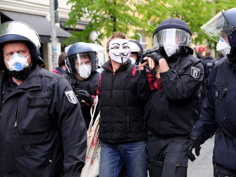 Hang nghin nguoi bieu tinh phan doi cach ly xa hoi o Duc hinh anh