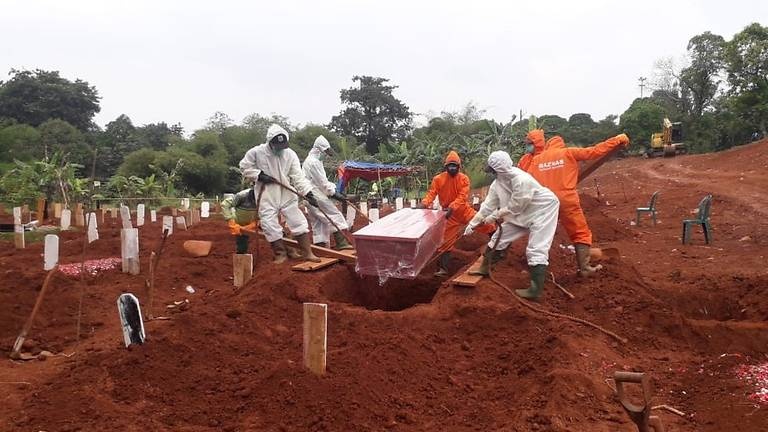 Tai sao Indonesia co ty le tu vong do Covid-19 cao nhat chau A hinh anh