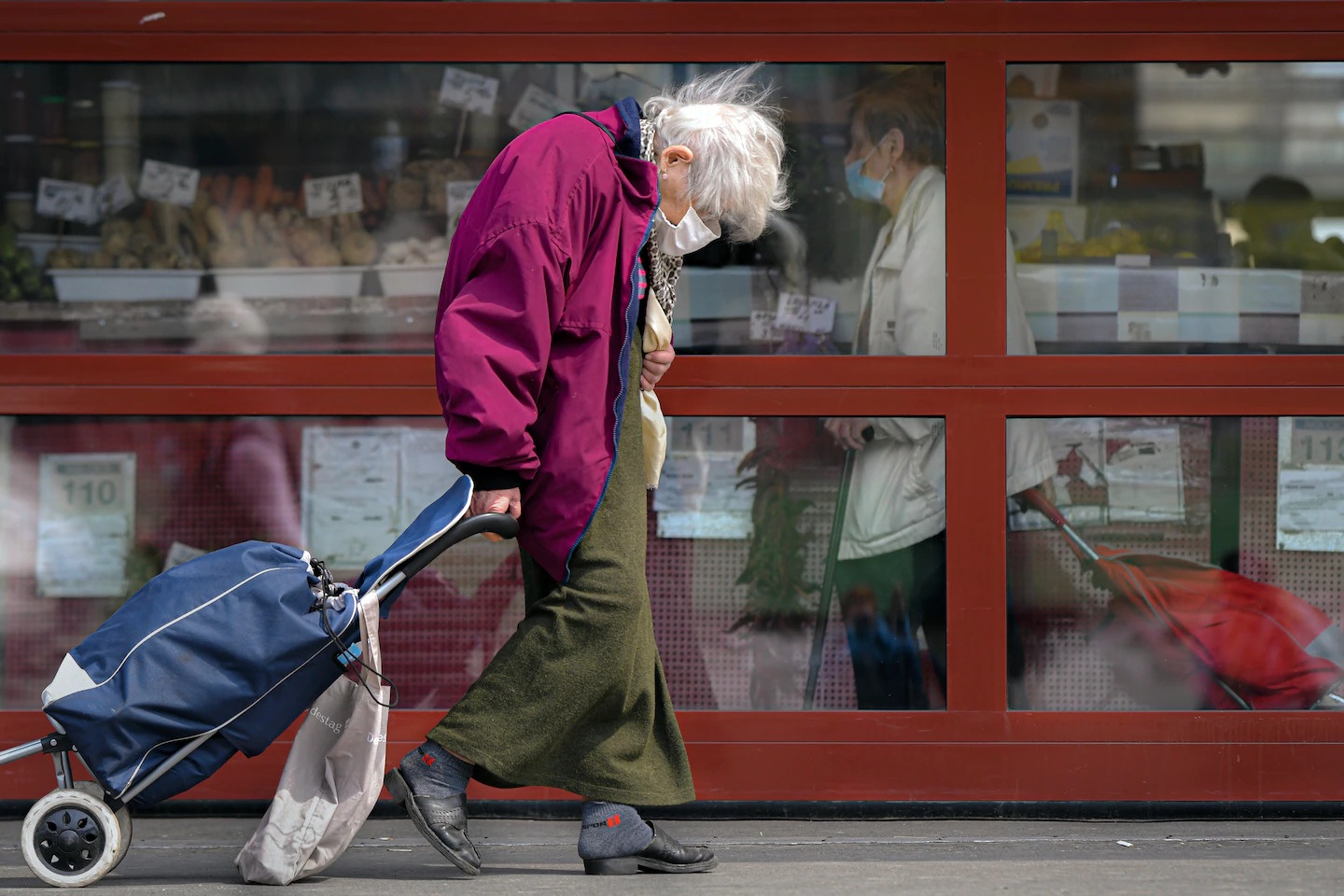 Loi dung Covid-19 de truc loi, dai dich tham nhung tran lan the gioi hinh anh