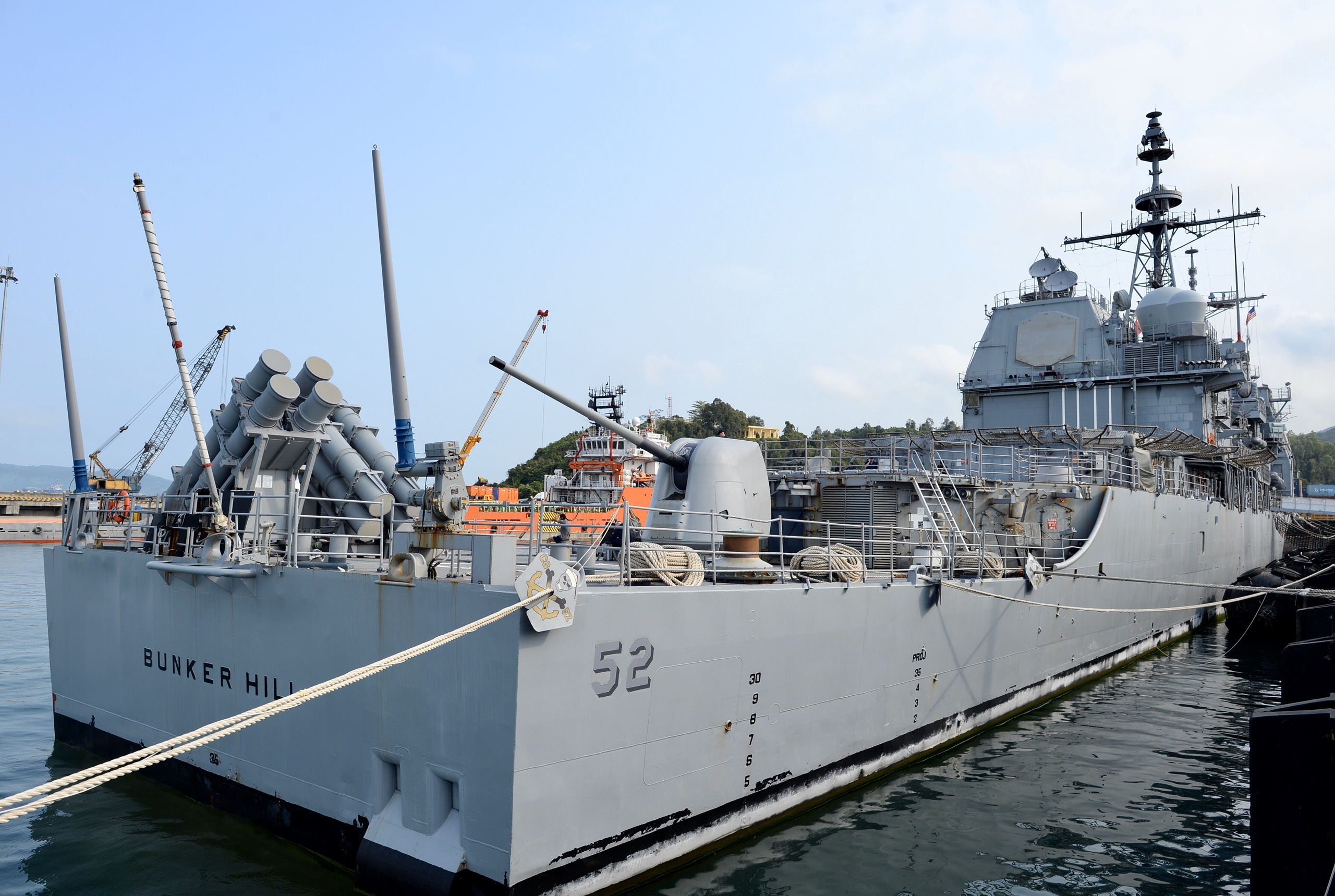 Tau chien My ap sat Truong Sa anh 7