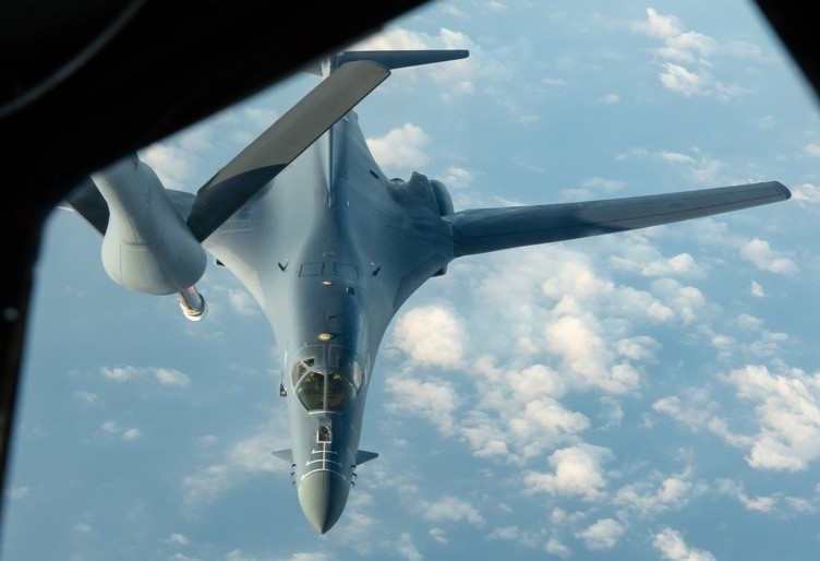 Hai may bay nem bom chien luoc My bat ngo tuan tra o Bien Dong hinh anh