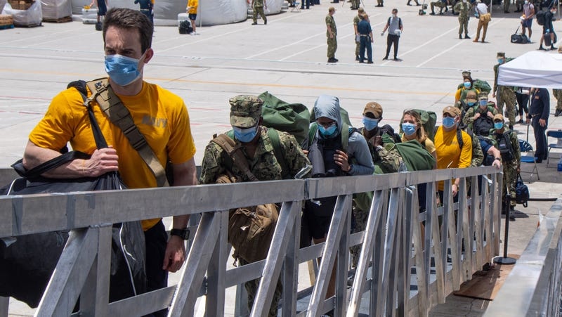 Thuy thu doan tro lai tau san bay USS Theodore Roosevelt hinh anh