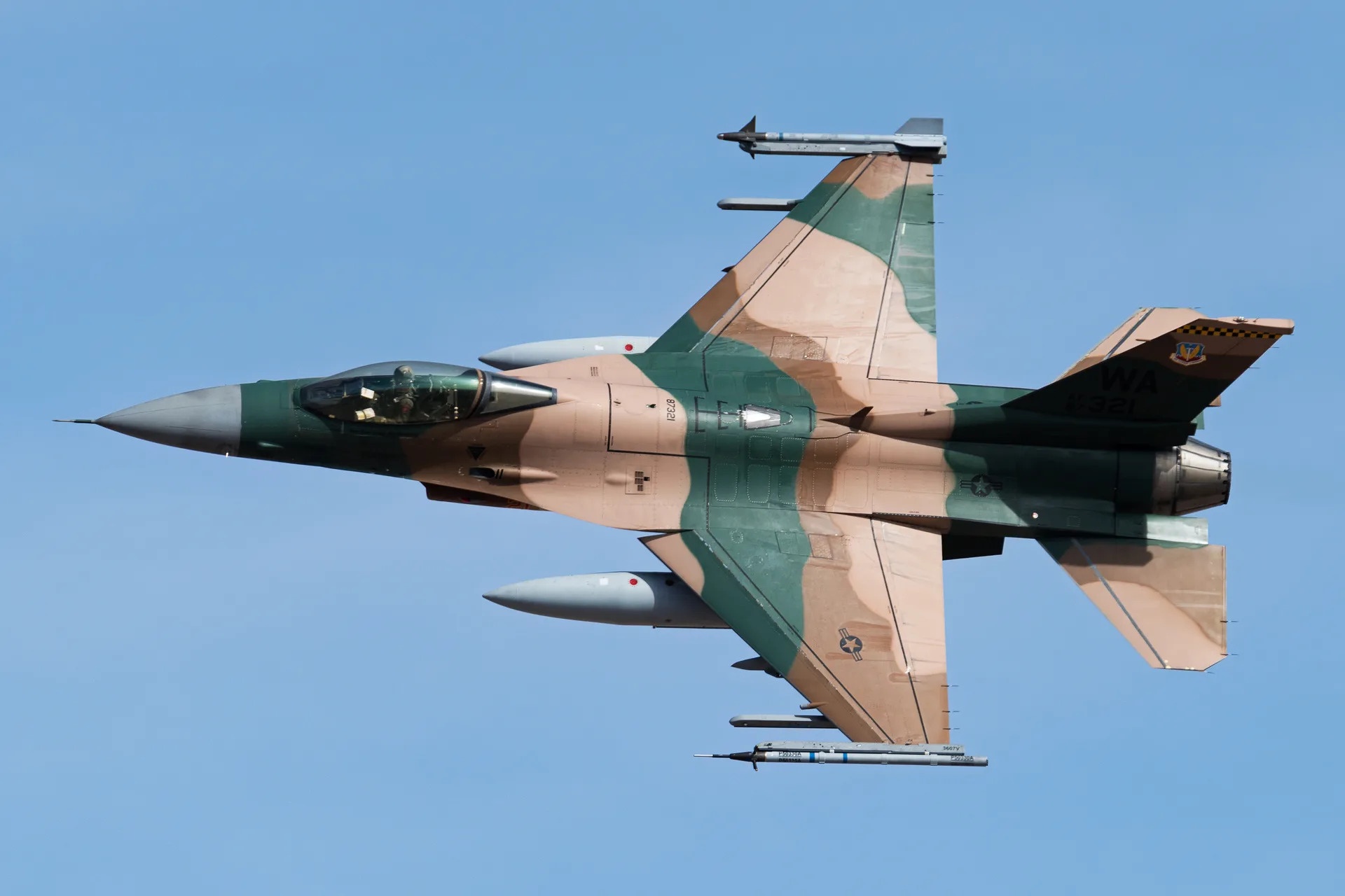 Nem bom mo phong vao tran dia ten lua - My ren luyen cho khong chien hinh anh