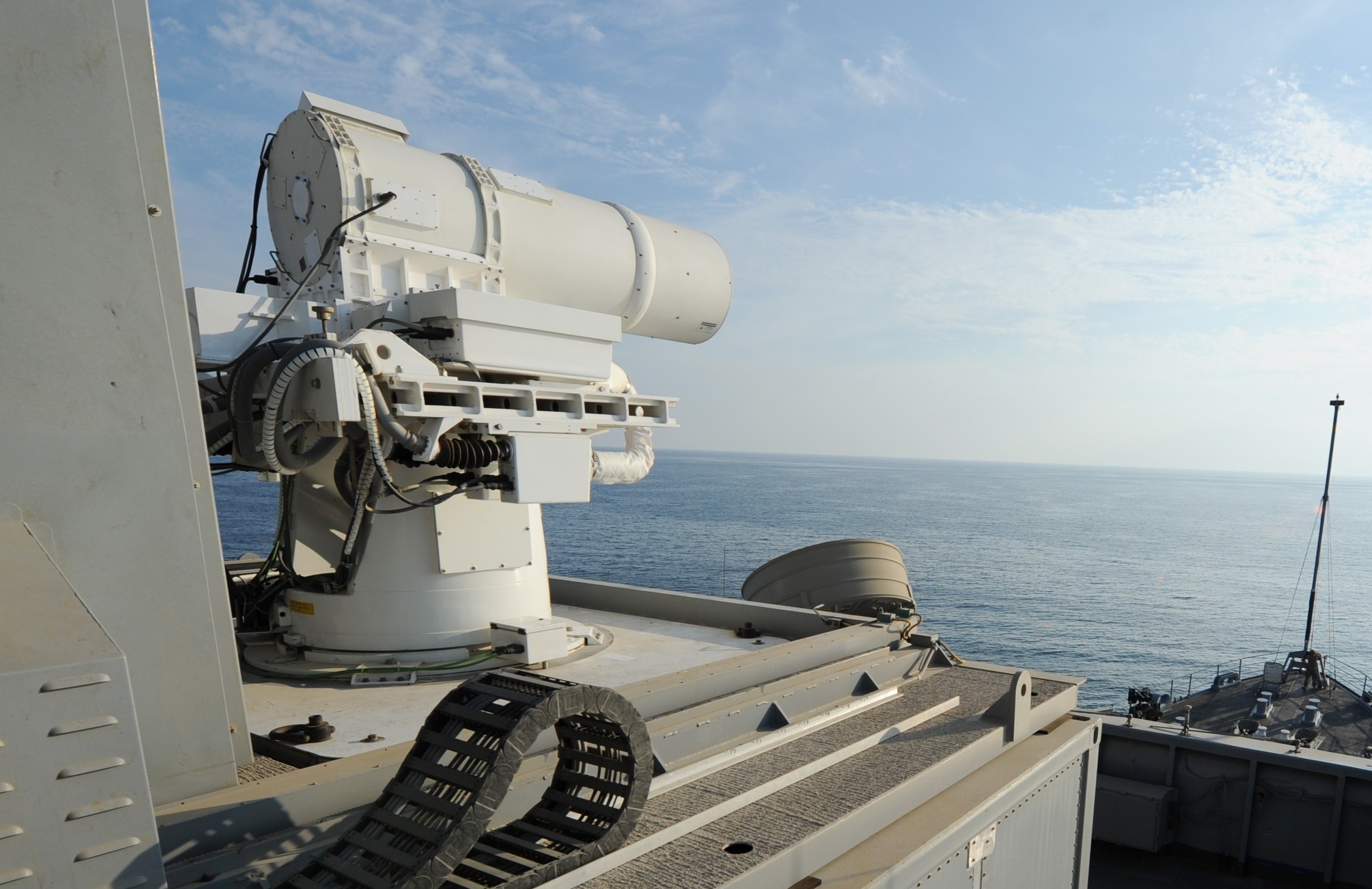 Vu khi laser LaWS ban ha muc tieu tren khong trong thu nghiem hinh anh