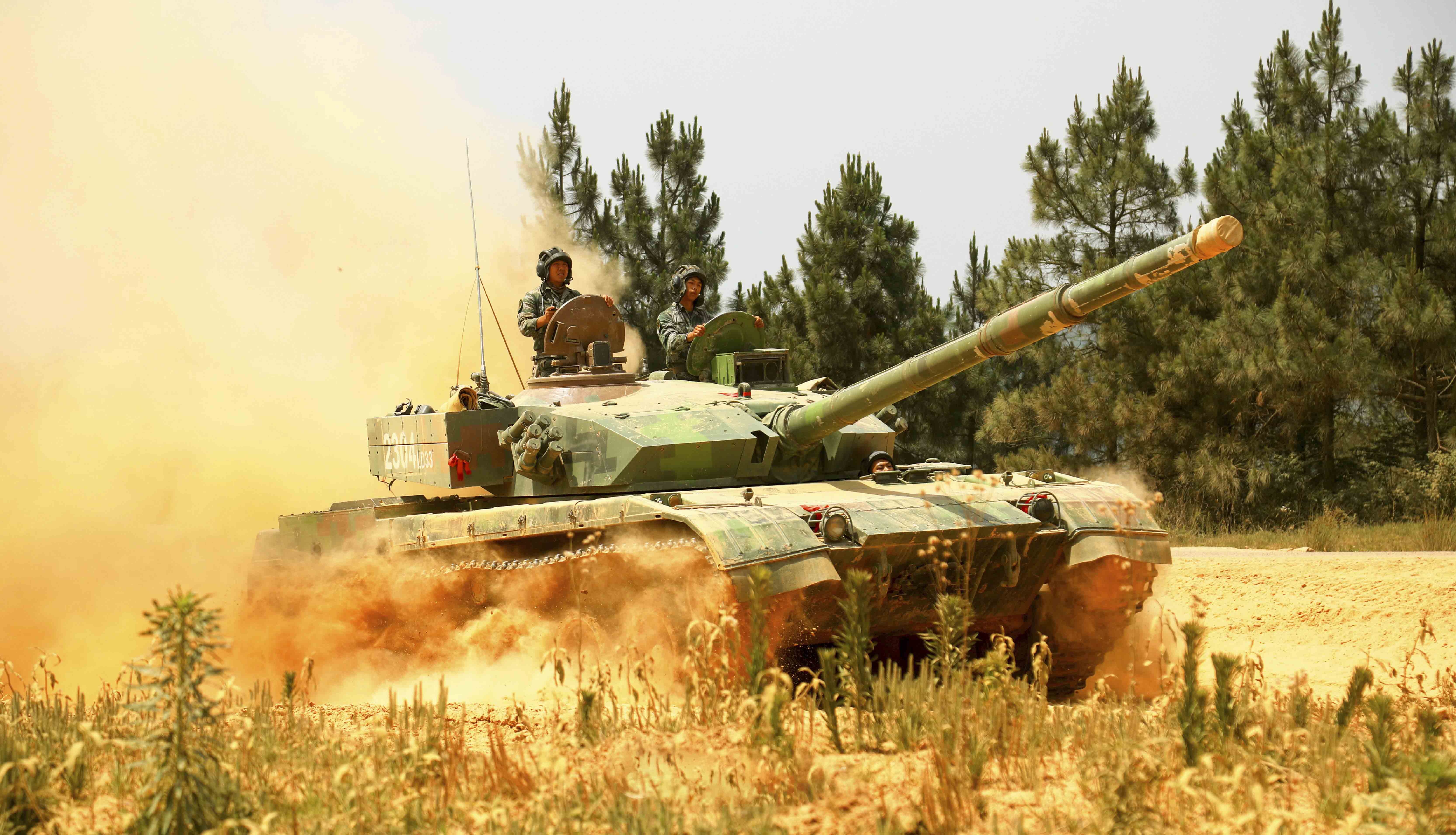 Hang nghin linh du TQ cung xe tang tap tran giua cang thang voi An Do hinh anh