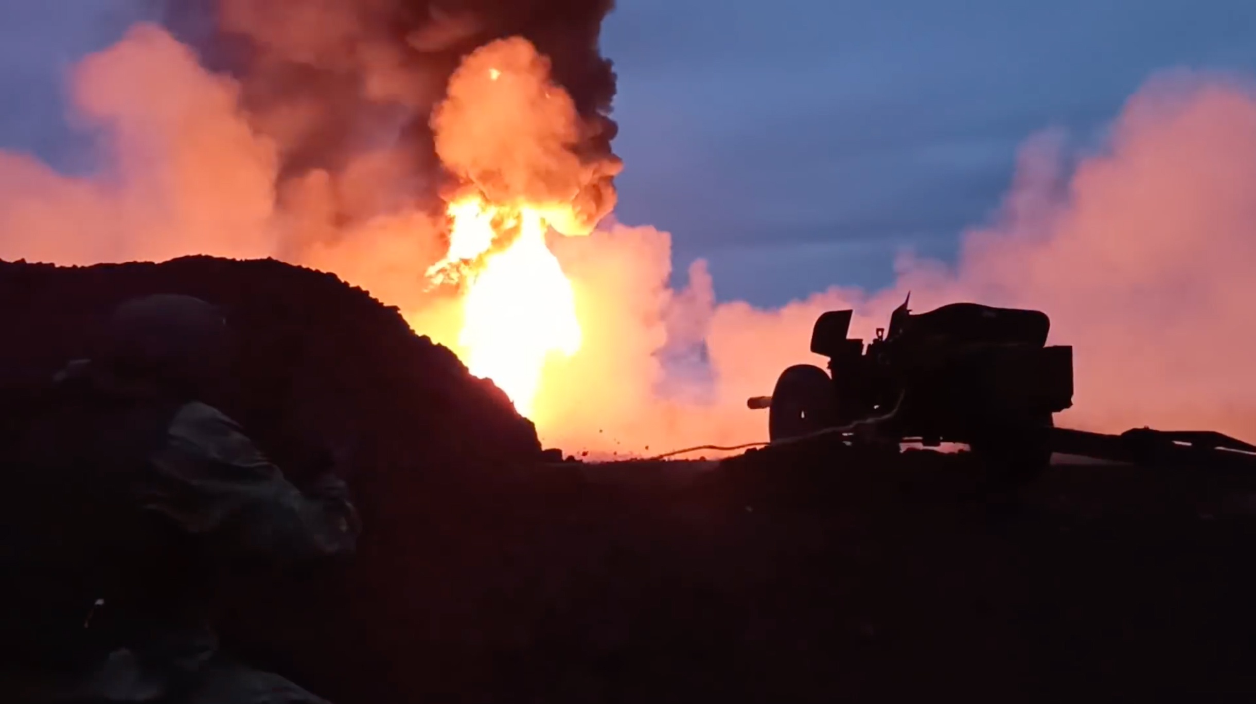 Nga ban dan phao chong tang vao gieng dau de dap lua hinh anh