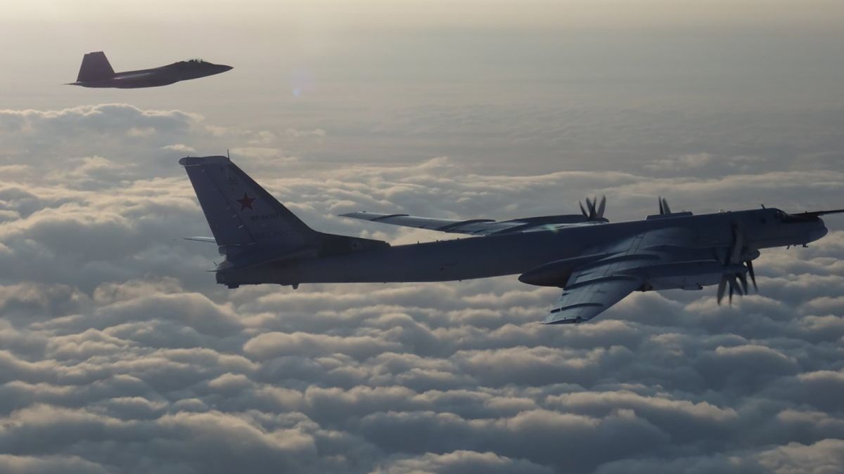 My dieu dong tiem kich F-22 chan 4 Tu-95 cua Nga gan Alaska hinh anh