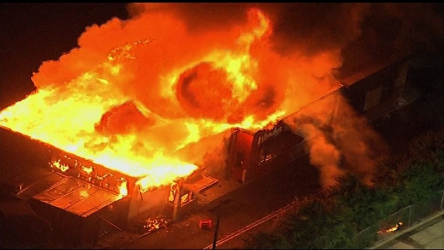 Canh sat ban chet nguoi da den o My, nguoi bieu tinh dot rui nha hang hinh anh