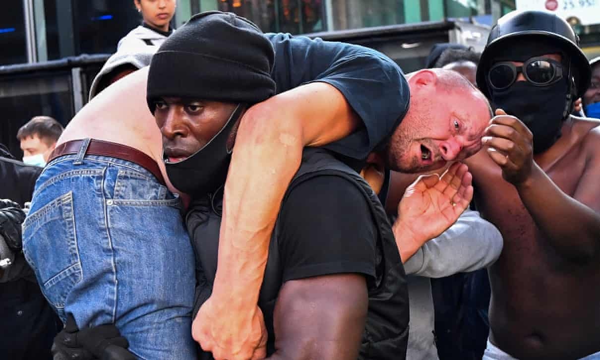 Nguoi dan ong da trang trong buc anh gay an tuong manh la cuu canh sat hinh anh