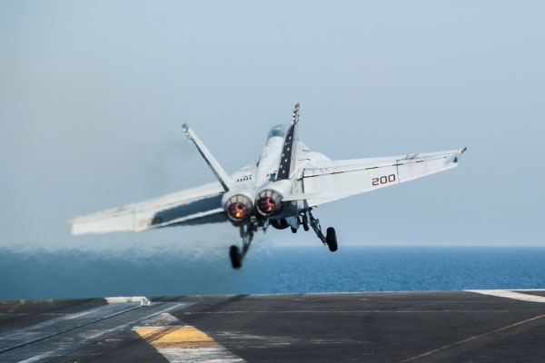 Tiem kich thuoc phi doi Hiep si den cua tau Roosevelt roi tren bien hinh anh