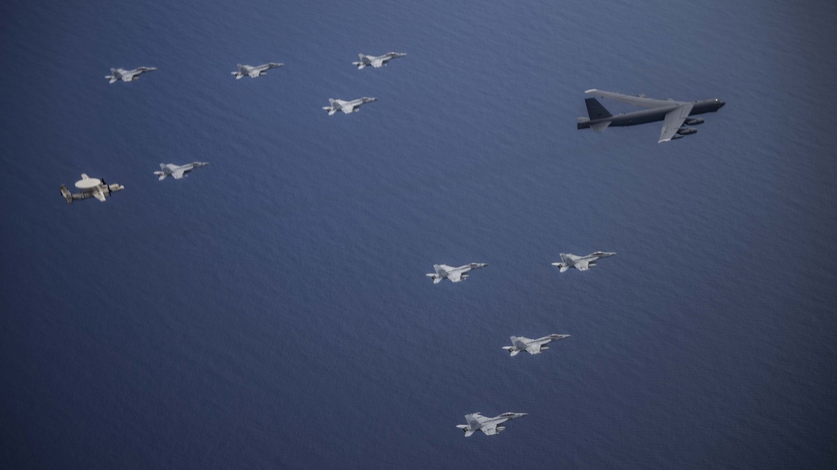 Hai quan My tap tran tren Bien Dong anh 10