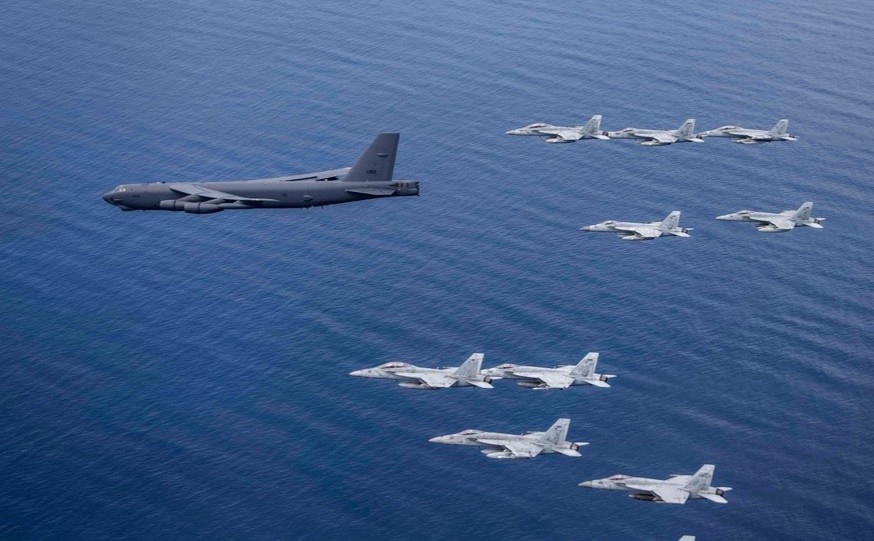 My dieu B-52 bay thang den Bien Dong tap tran cung hai tau san bay hinh anh