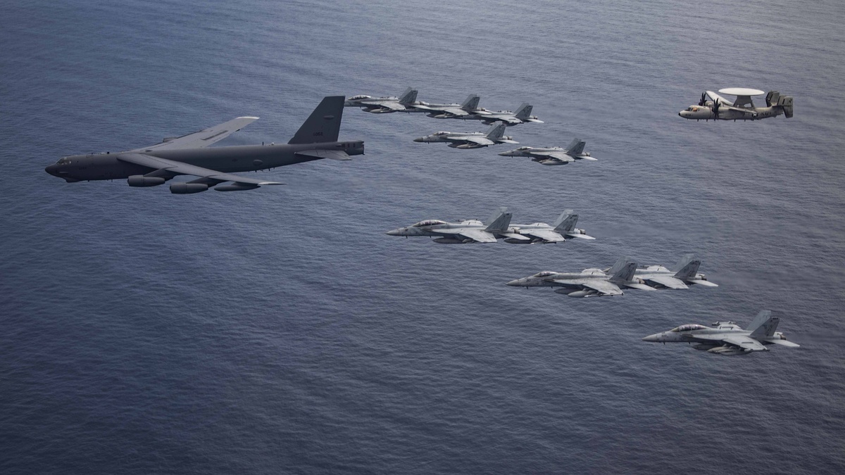 Hai quan My tap tran tren Bien Dong anh 7