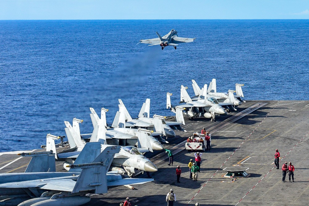 Doi hinh hung hau cua hai tau san bay My tren Bien Dong hinh anh