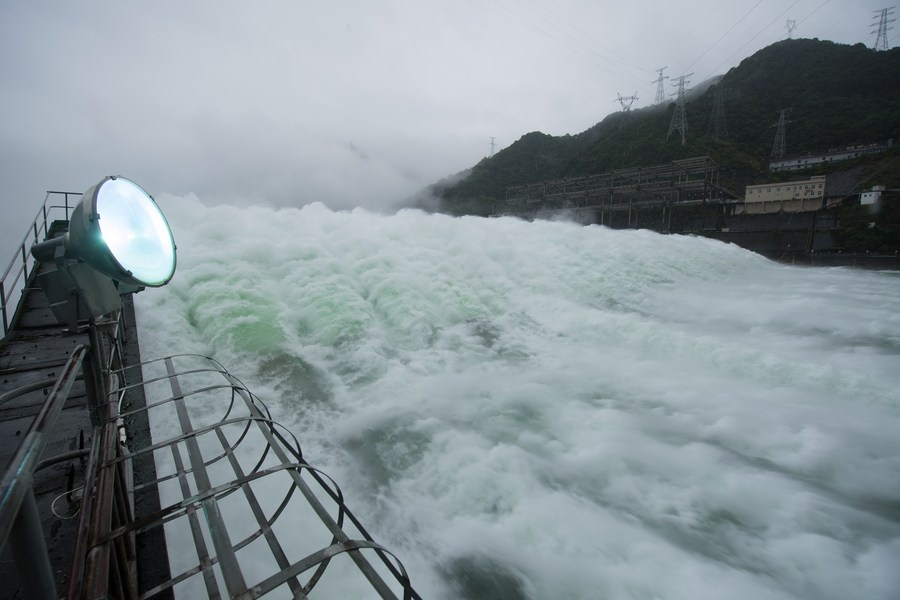 Ho thuy dien lon nhat Chiet Giang lan dau mo dap tran xa lu sau 9 nam hinh anh