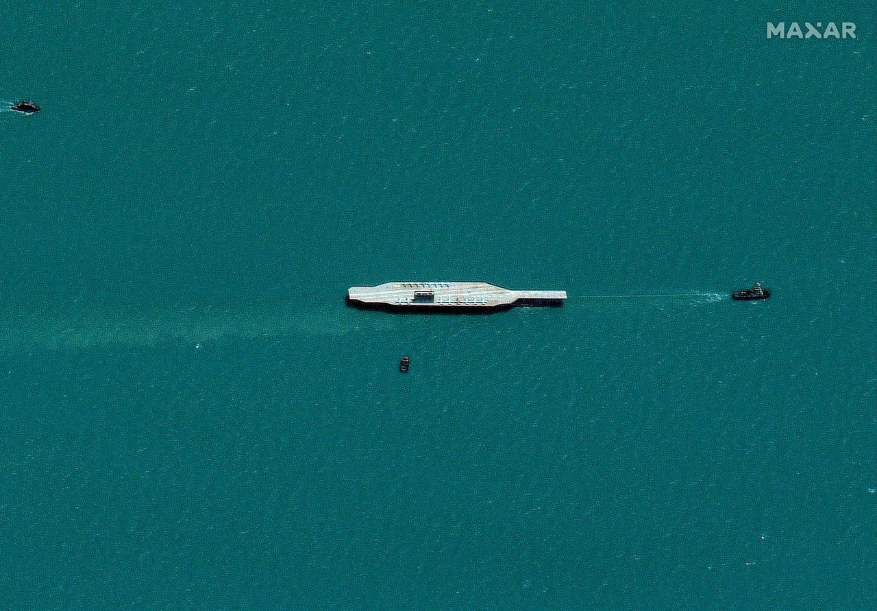 Anh ve tinh cho thay tau san bay mo hinh cua Iran tien ra bien hinh anh