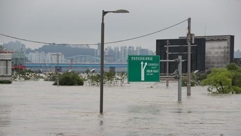 Han Quoc phong toa cao toc ven song vi lu lut hinh anh