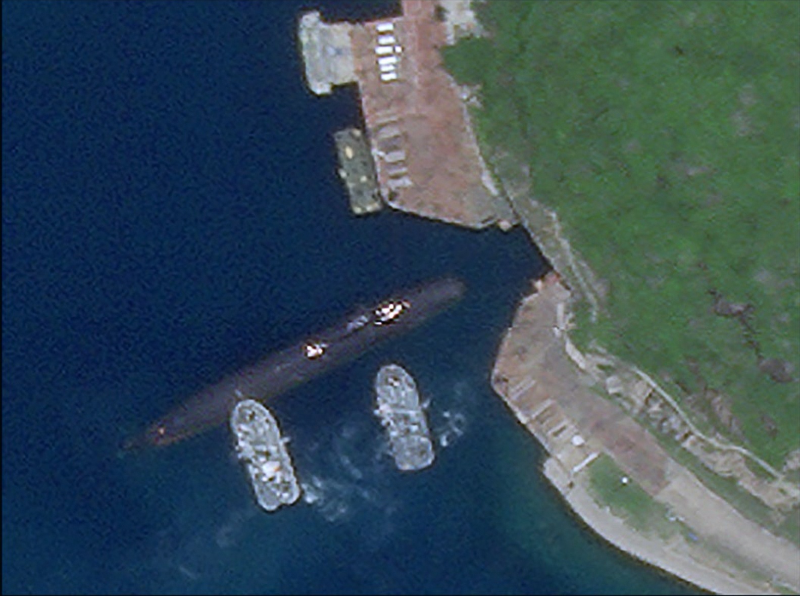 Hang dong bi an cho tau ngam Trung Quoc tai can cu o Hai Nam hinh anh