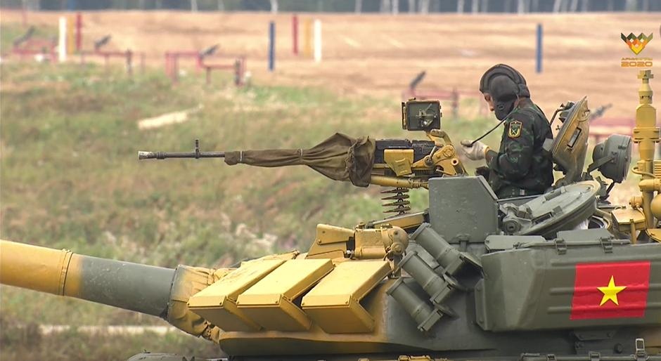 Doi xe tang Viet Nam nhat luot dua trong ngay thi dau hinh anh