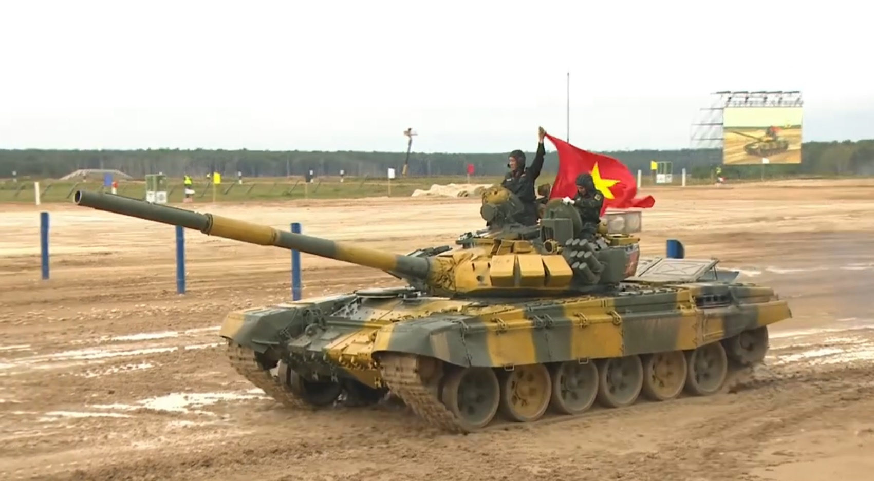 Doi tuyen xe tang Viet Nam thi dau tran thu 2 vao chieu nay hinh anh