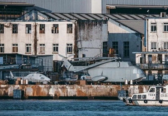 Truc thang khong nguoi lai xuat hien gan tau do bo Type-075 cua TQ hinh anh