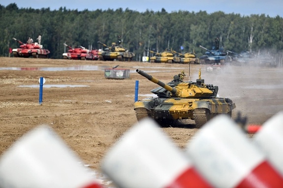 Doi xe tang Viet Nam thi dau tran cuoi o vong loai hinh anh