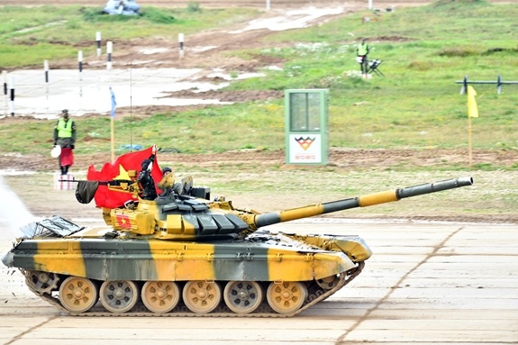 Doi xe tang Viet Nam vao chung ket bang 2 Tank Biathlon hinh anh