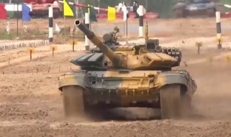 Doi Viet Nam se dau chung ket voi xe tang mau vang hinh anh