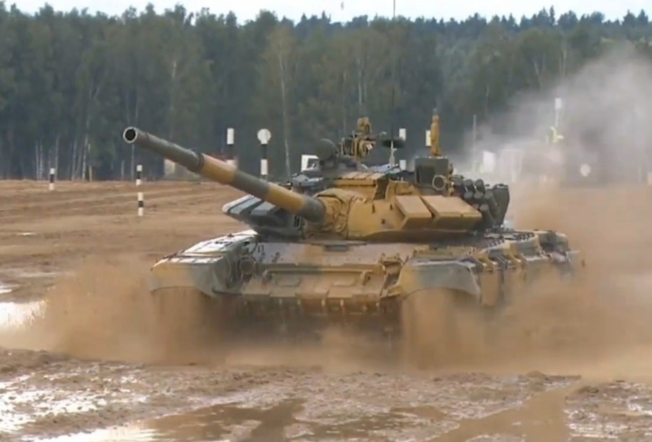 Xe tang Viet Nam chay 64 km/h, ve dich dau tien tran 2 hinh anh