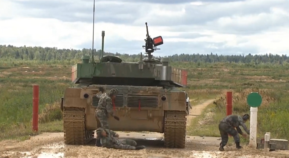 Phao thu xe tang Trung Quoc nga khuy khi diem danh hinh anh