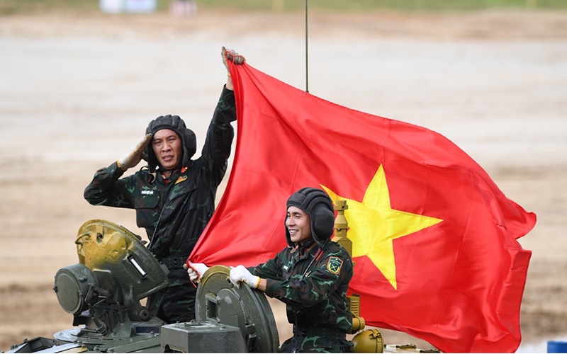 Doi xe tang Viet Nam lan dau vo dich bang 2 Tank Biathlon hinh anh
