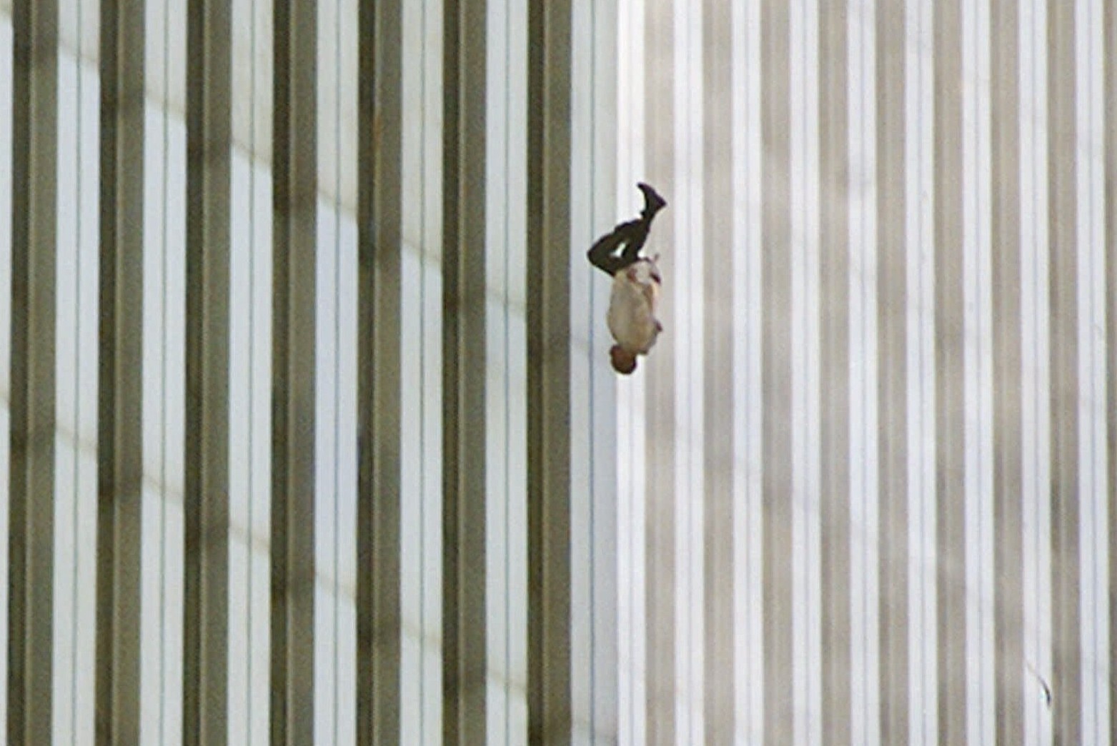 Dang sau buc anh nguoi roi khoi thap doi trong vu khung bo 11/9 hinh anh