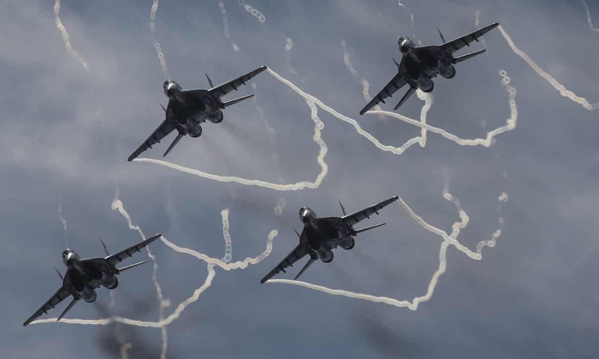 Quang cao tranh cu cua TT Trump dung hinh anh may bay Nga hinh anh