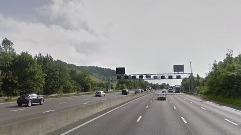 Mot phu nu Anh nga khoi oto tren duong cao toc hinh anh