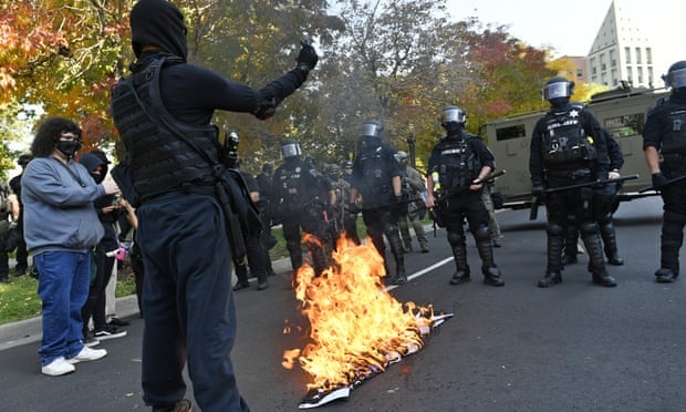 Nguoi dan ong bi ban chet trong bieu tinh o My hinh anh