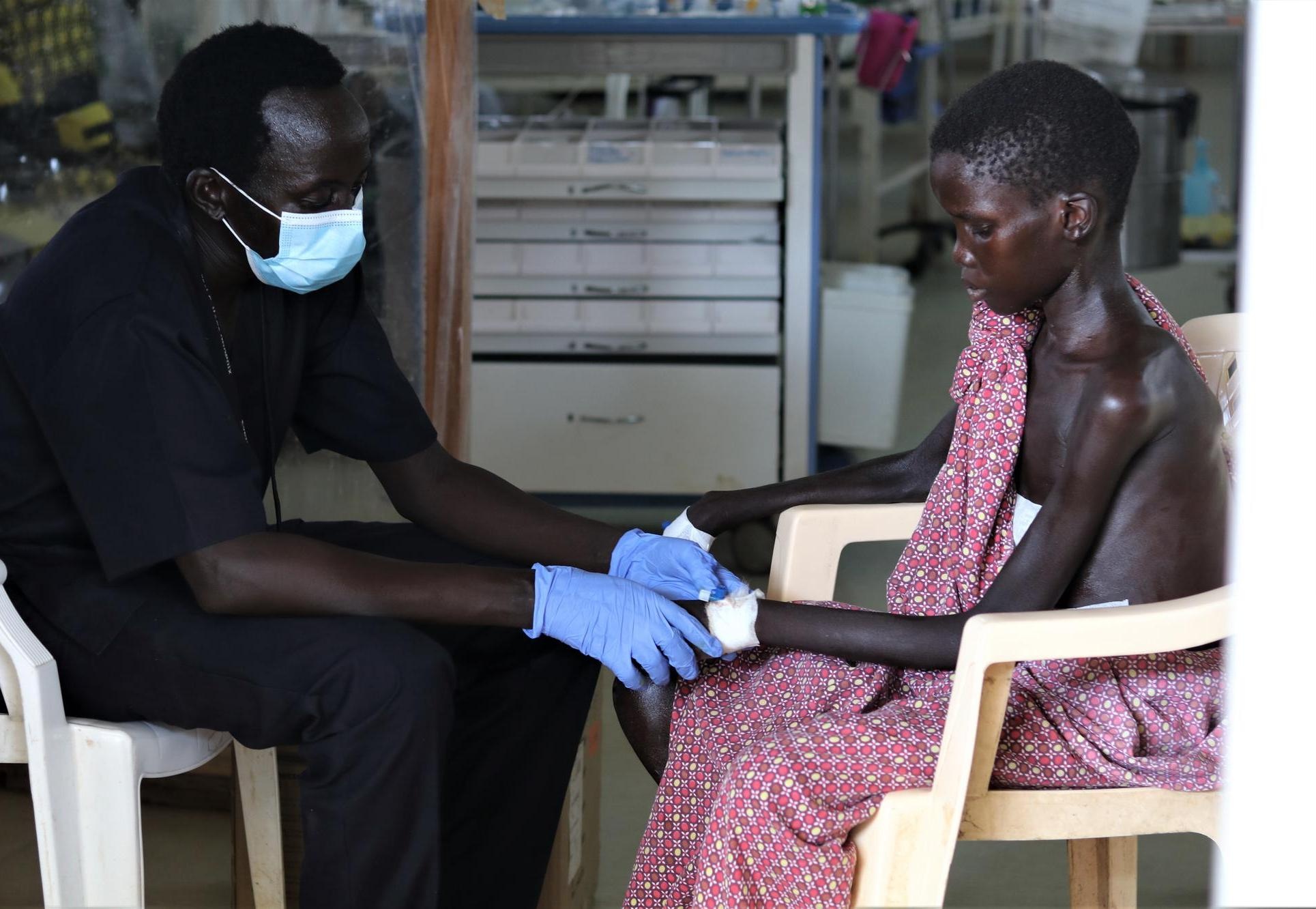 Cha loi nuoc lu sau ngang nguc dua con den benh vien hinh anh