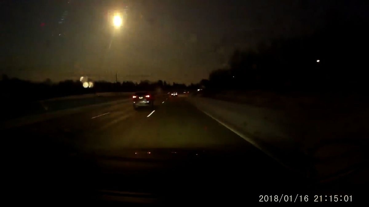 Thien thach roi xuong Trai Dat anh 1