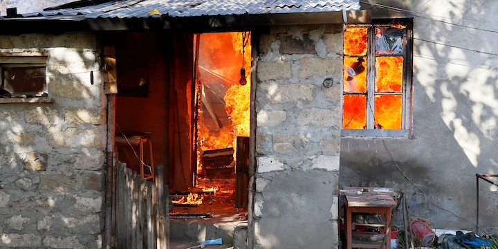 Nguoi Armenia tu cham lua dot nha truoc gio G hinh anh