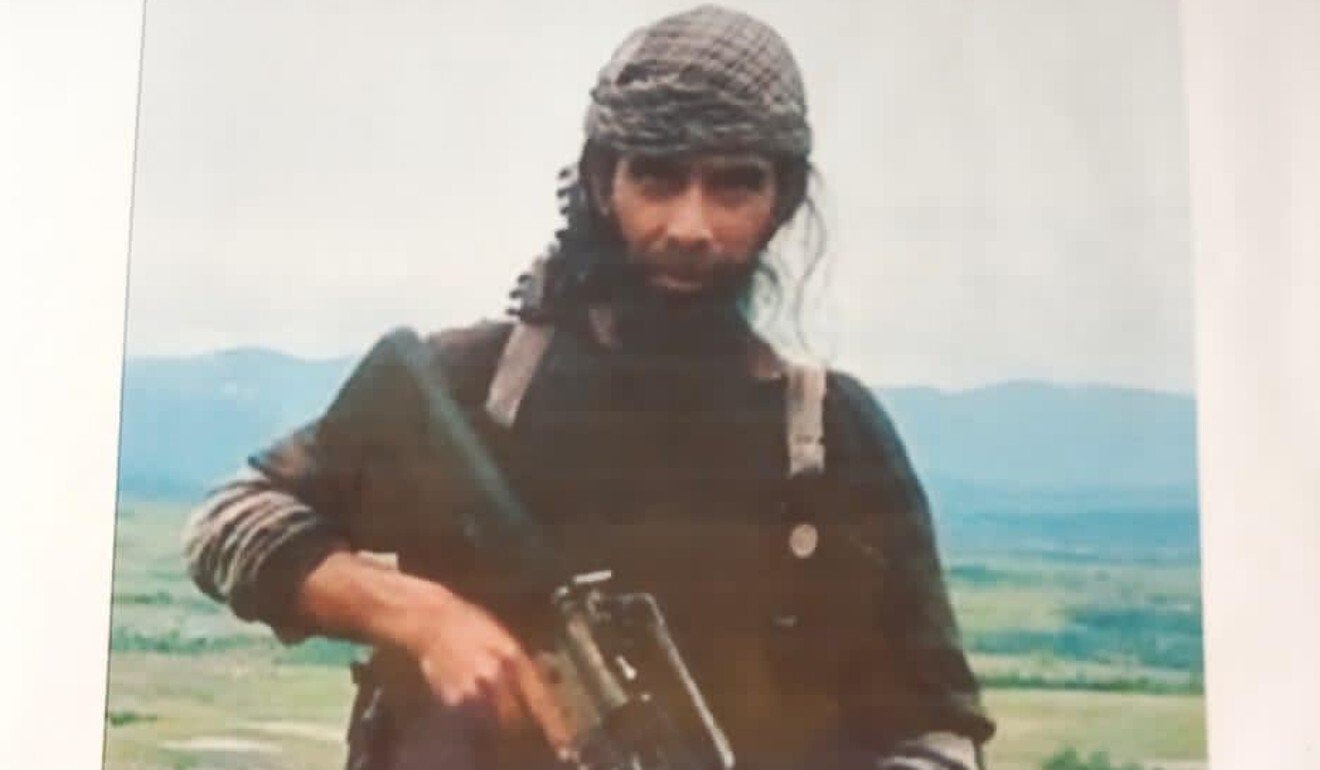 Nhom chien binh cat co nguoi dan ong Indonesia truoc mat vo hinh anh