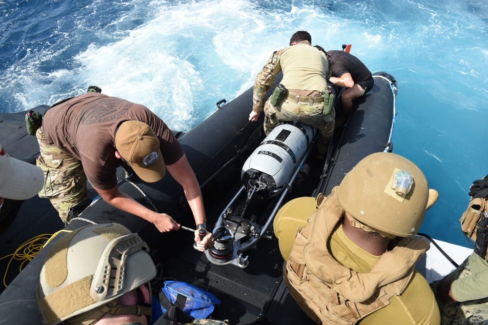 Hai quan My thu nghiem tau lan khong nguoi lai o Bien Philippines hinh anh