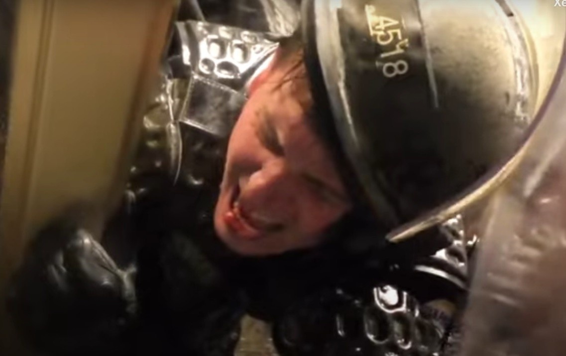 Canh sat bi dam dong ep vao canh cua o Dien Capitol hinh anh