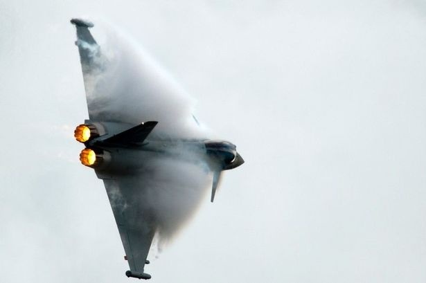 Tiem kich Typhoon tao tieng no sieu thanh khi chan may bay tu nhan hinh anh